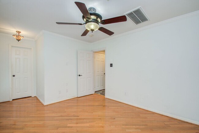 Building Photo - Stunning Three-Bedroom Townhouse Located i...