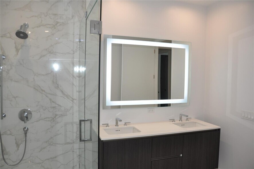 Building Photo - 275 Giralda Ave
