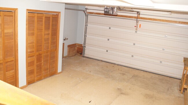 Building Photo - 1221 Clearwater Ln