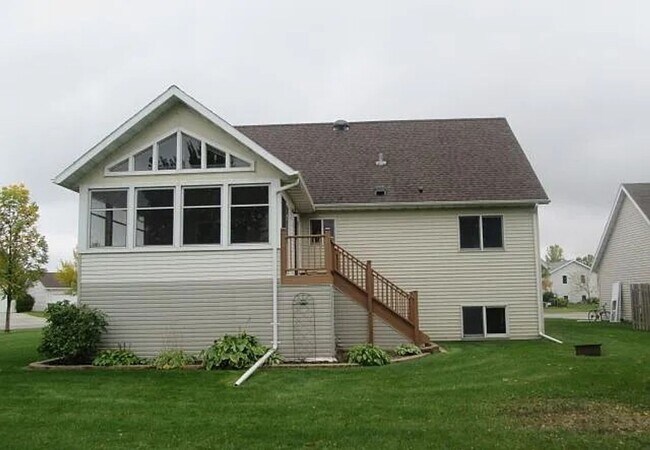 Building Photo - Large 5 bedroom home with updates in quiet neighborhood