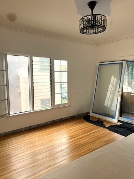 Building Photo - 926 S Curson Ave