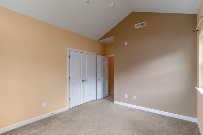 Building Photo - Beautiful Condo Minutes from Ballantyne wi...