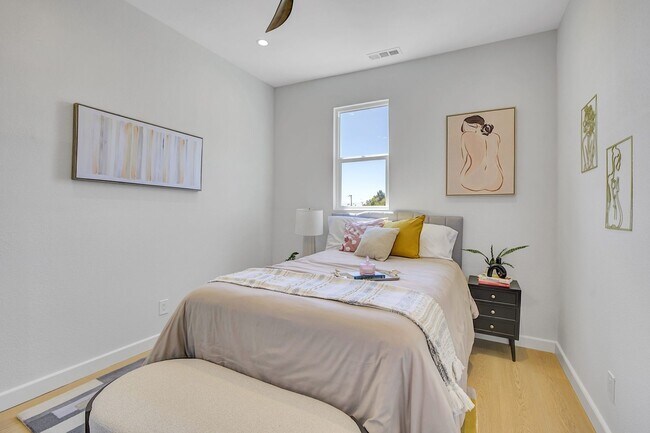 Building Photo - Stylish West Oakland 2/1 Flat - Completely Renovated.