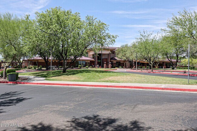 Building Photo - BRAND NEW 5 BEDROOM HOME IN PHOENIX