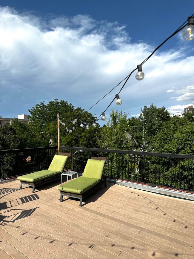 Building Photo - Prime Location Condo: Bright 1 Bed, 1 Bath...
