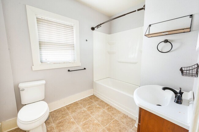 Building Photo - Beautifully updated House in Rivermont