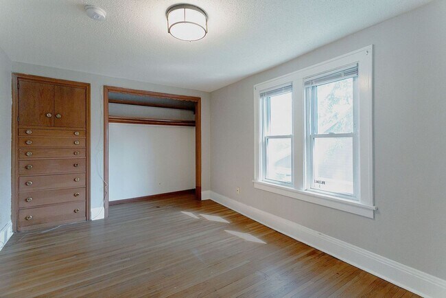 Building Photo - Updated 5 bedroom 2 bath single family house