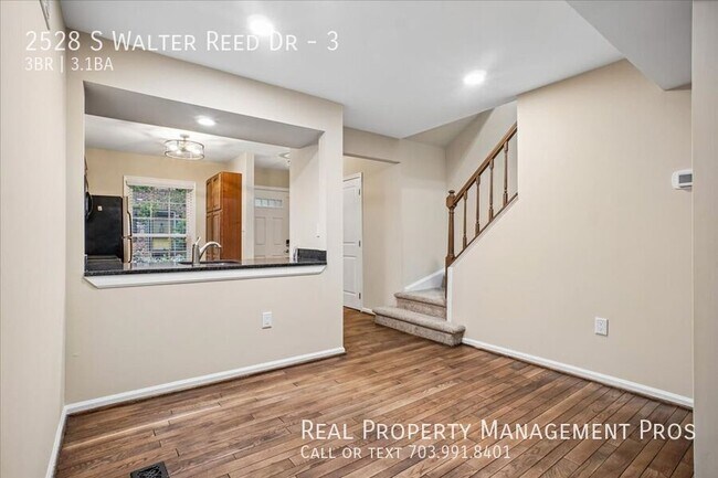 Building Photo - 2528 S Walter Reed Dr