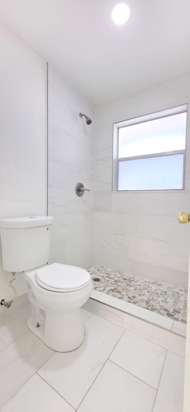 Building Photo - 5535 Lakewood Cir