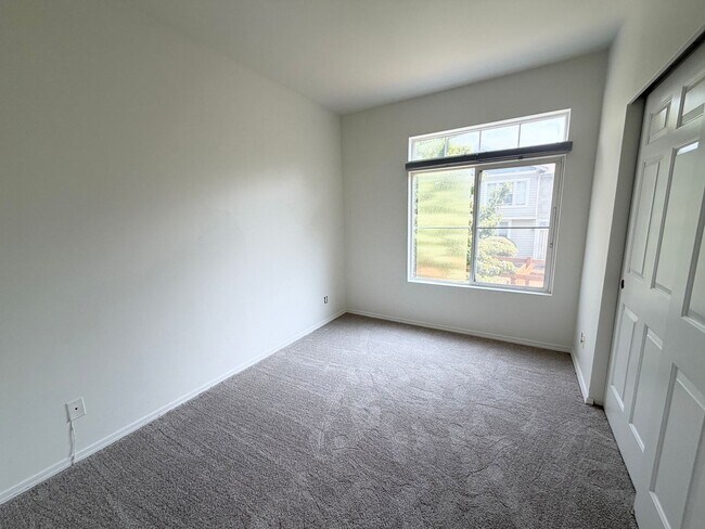 Building Photo - Light & Bright End Unit Condo!
