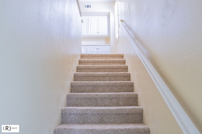 Building Photo - Lovely tri-level condo located in the gated community of Bellafina