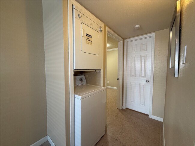 Building Photo - 2250 Bering Dr