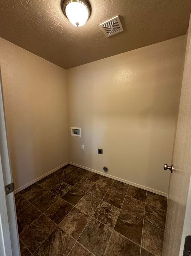 Building Photo - Ready for Move In - Cedar Creek Spacious L...