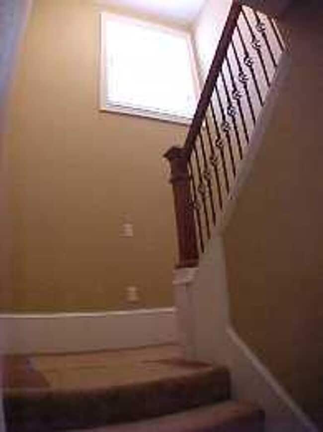 Building Photo - 3 Bedroom 2 Bath Cottage Style Home with Large Den