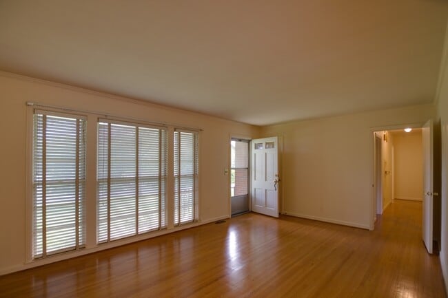 Building Photo - West Meade Single Family Home Close to Nashville West Shopping Center