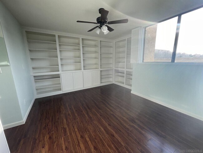 Building Photo - 2420 Torrey Pines Rd