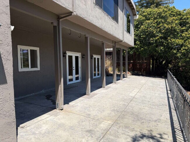 Building Photo - "Charming 2-Bedroom Retreat with Granite Accents & Gleaming Hardwood Floors in Lafayette!"