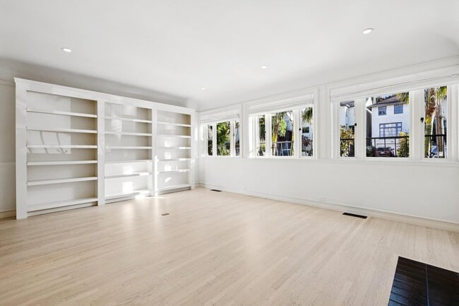 Building Photo - 2470 Broadway