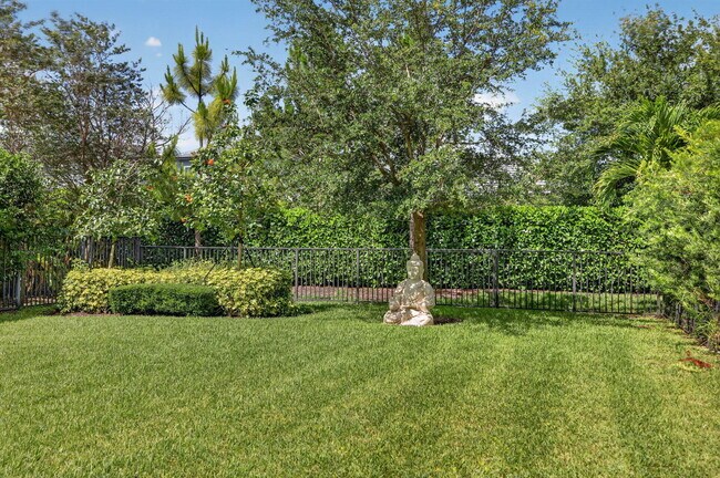 Building Photo - 4651 Pinehurst Trl E