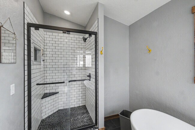 Building Photo - 305 Mesa Dr