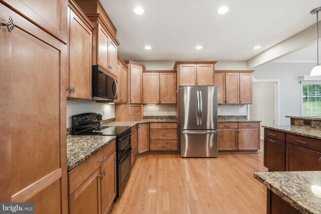 Building Photo - 42240 Hiddenwood Ln