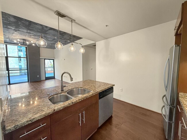 Building Photo - Large and bright 2 bedroom, 2 bathroom con...