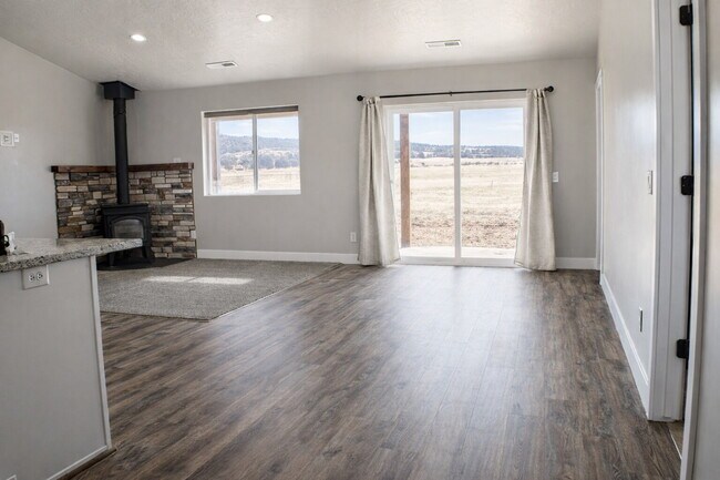 Building Photo - Like-New 3-Bed, 2-Bath Home in Enterprise – Modern, Bright & Move-In Ready!