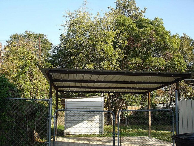 Building Photo - 315 W 21st St