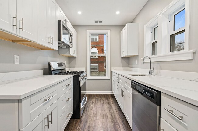 Building Photo - 301 Rochelle St