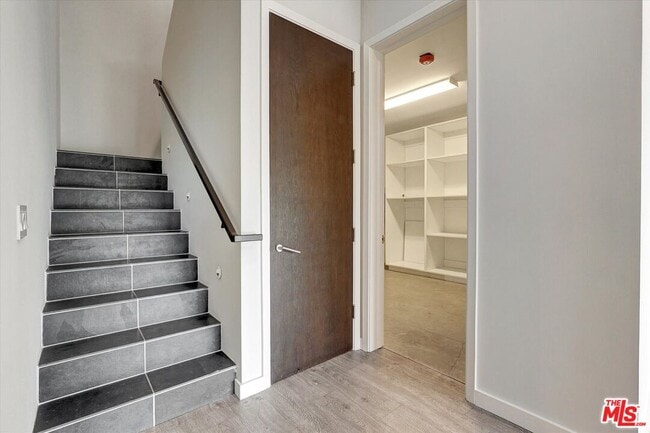 Building Photo - 3850 Rambla Orienta