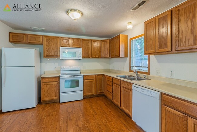 Building Photo - All appliances included, washer/dryer hookups!