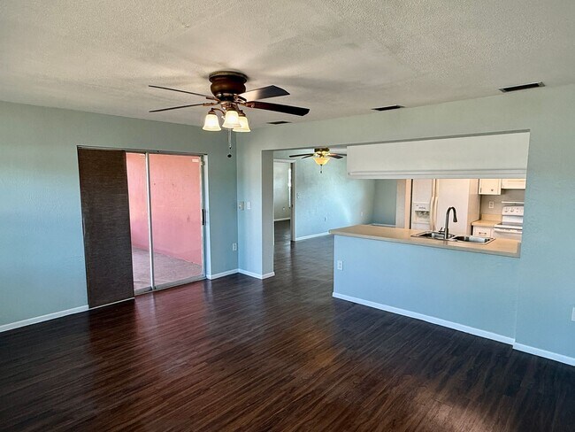 Building Photo - Beautiful Palm Harbor 2/2 Located on Peace...