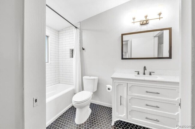 Building Photo - 229 Redwood Dr