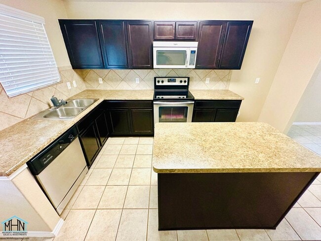 Building Photo - Beautiful and Well-maintained 3-Bedroom 2-...