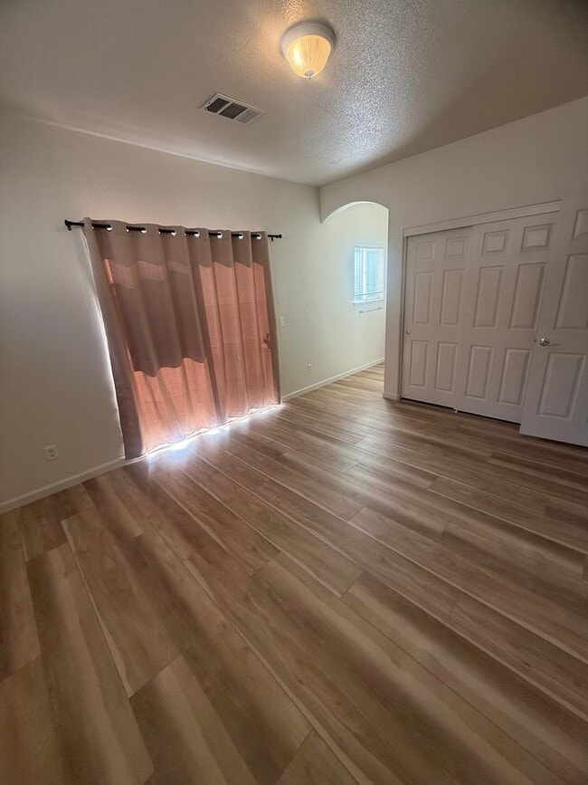 Building Photo - 55+ Gated Community Beautiful 3 Bed / 2 Bath Home in Desirable