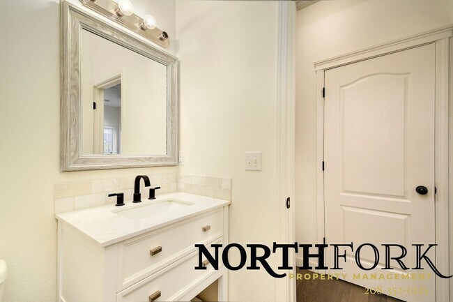 Building Photo - Perfectly Placed Meridian Home in Convenient Location