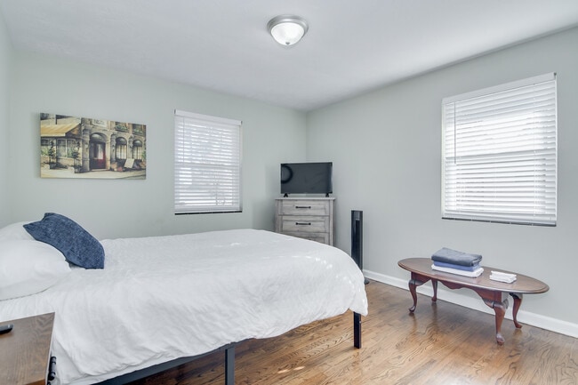 Building Photo - 2426 Brentwood Pl