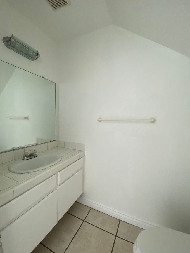 Building Photo - Harbor Village 2 bedroom Condo *MIS $500*