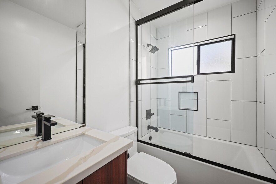 Building Photo - 230 S Carondelet St