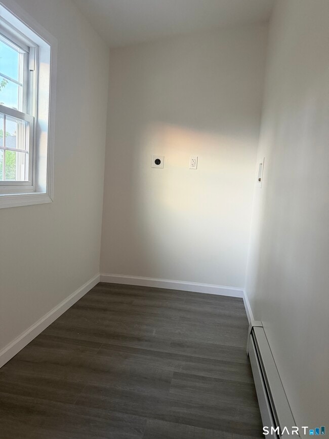 Building Photo - 11 Strant St