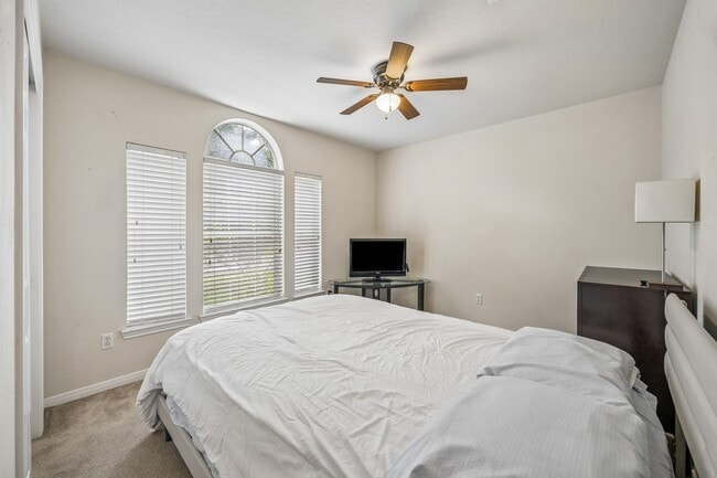 Building Photo - 24027 Floragate Dr
