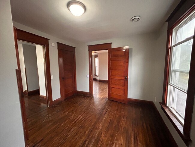 Building Photo - 2047 W 6th St