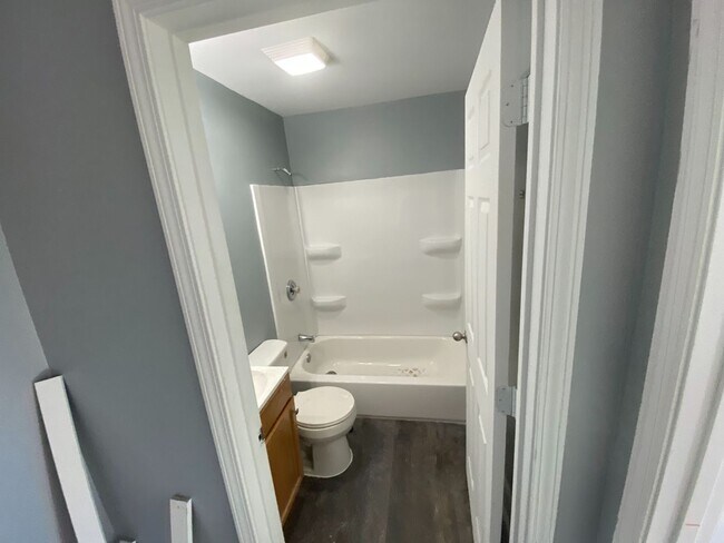 Building Photo - Spacious 4 bedroom 2 bath Townhome Updated...