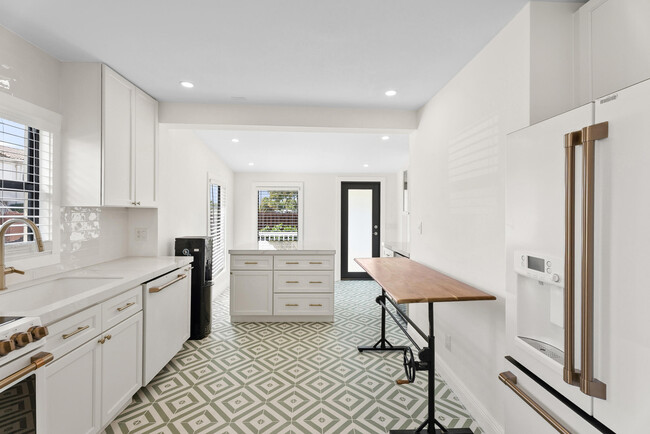 Building Photo - 517 55th St