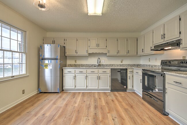 Building Photo - 424 W Maple St