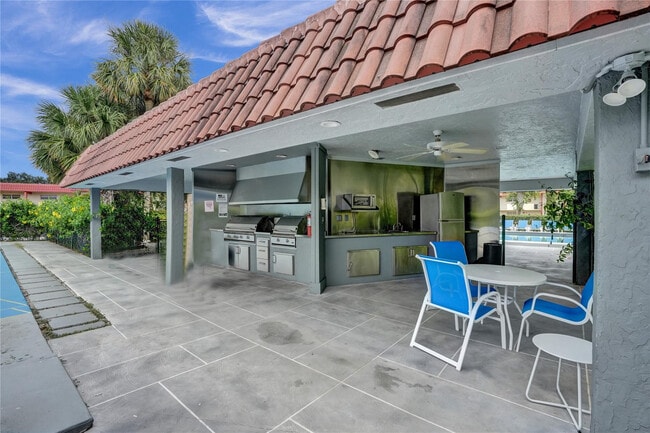 Building Photo - 681 S Hollybrook Dr