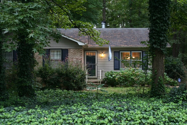 Building Photo - Renovated 3 Bed Ranch Style with large Fenced-in yard!