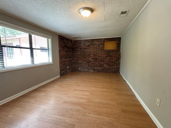 Building Photo - AVAILABLE AUGUST 2025 [PET FRIENDLY]