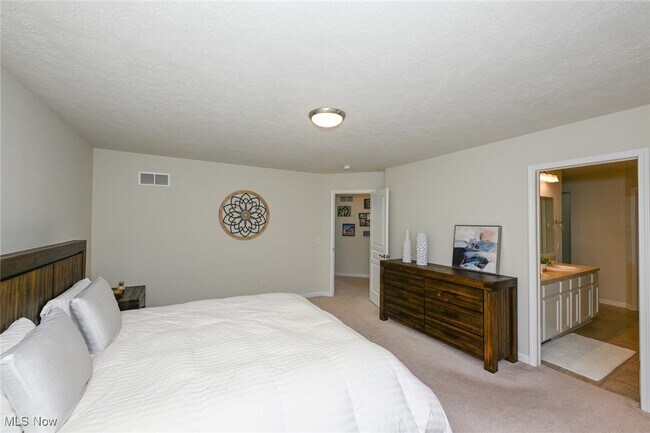 Building Photo - 4816 Lake View Dr