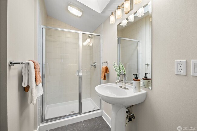 Building Photo - Downtown Ballard 3 bd 2.5 bath townhome in Great School district and minutes to Ballard Locks